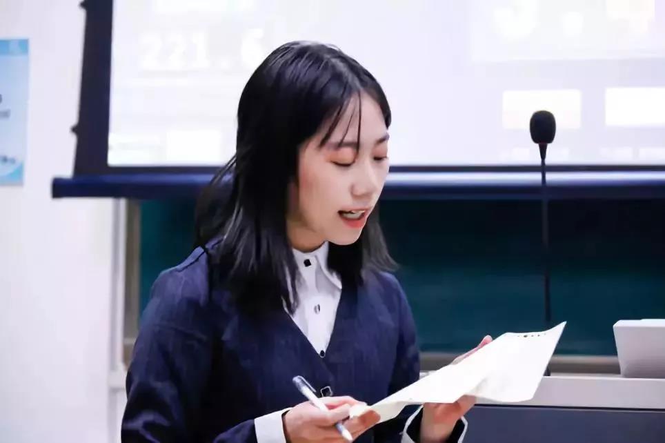 影视作品中对于历史人物设定的改变与再创作"这一赛题展开激烈辩论